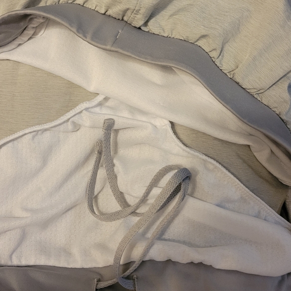 Womens Under Armour Light Gray Performance Shorts. Loose Fit. Size Large - Picture 6 of 7